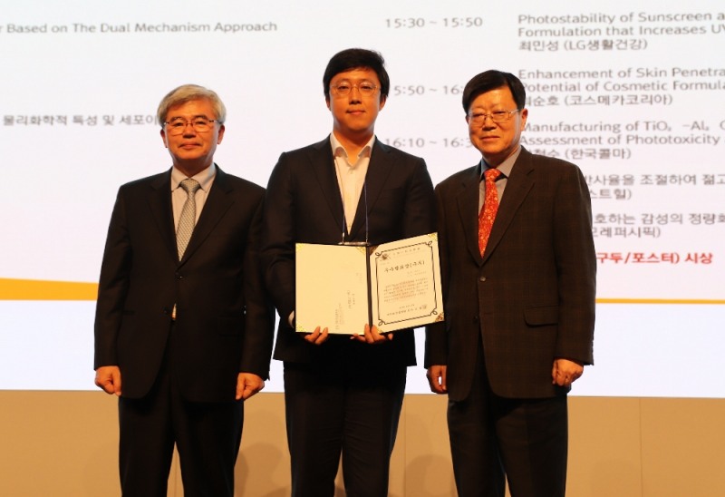 (왼쪽부터) 대한화장품학회 박장서 부회장, 아모레퍼시픽 이은수 책임연구원, 대한화장품학회 조완구 회장. /사진제공=아모레퍼시픽