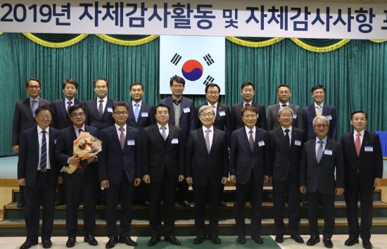 △ 이정희 한전 상임감사위원(오른쪽 네 번째)과 최재형 감사원장(오른쪽 다섯 번째). /사진=한전