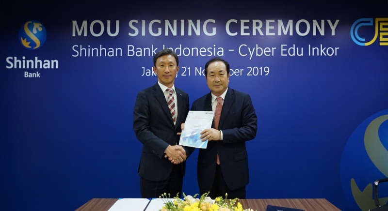 11월 21일 신한인도네시아은행 자카르타 본점에서 진행된 전략적 업무 협약식. 신한인도네시아은행 황대규 법인장(왼쪽)과 인꼬르 대표이사 조장연 / 사진= 신한은행