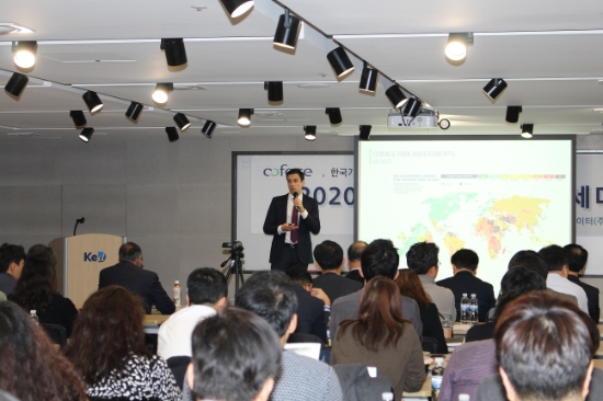 지난 26일 한국기업데이터 여의도 본사에서 열린 세미나에서 코파스의 카를로스 카사노바 아시아태평양 이코노미스트가 '글로벌 경제전망'에 대하여 발표를 하고 있다. / 사진 = 한국기업데이터