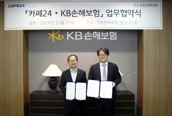 KB손해보험이 27일 서울 역삼동 본사에서 카페24와 `포괄적 보험 서비스 제공을 위한 업무제휴 협약`을 체결했다. 양종희 KB손보 사장(왼쪽)과 이재석 카페24 대표가 협약식 후 기념촬영을 하고 있다. / 사진 = KB손해보험