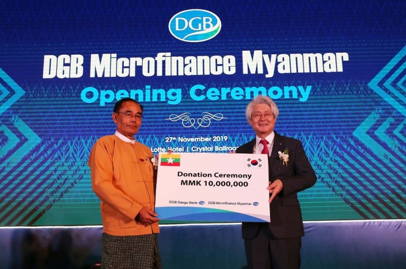 김태오 대구은행장(오른쪽)이 지난 27일 미얀마에서 현지 소액대출법인 DGB MFI법인(DGB Microfinance Myanmar) 출범식 후 기념촬영을 하고 있다./사진=대구은행