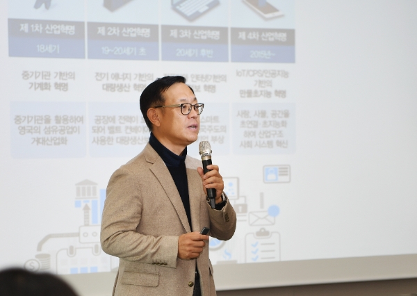 ▲권희백 한화투자증권 대표가 27일 여의도 한화투자증권 본사에서 특성화고 학생들을 초청해 디지털 멘토링을 실시하고 있다./ 사진=한화투자증권