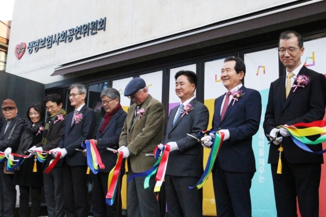 (오른쪽부터) 이상제 금융감독원 부원장, 정세균 종로구 국회의원, 신용길 생명보험사회공헌위원회 위원장, 김성수 사회연대은행 이사장 / 사진=생명보험협회