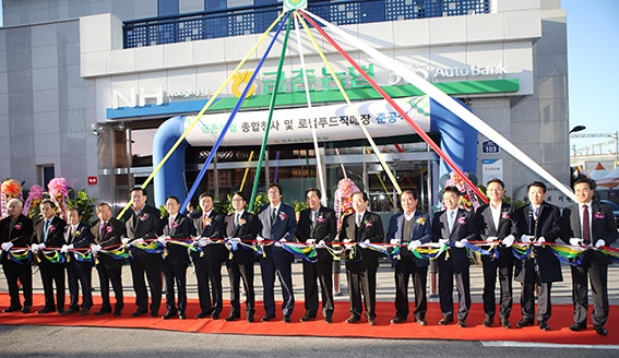 △사진은 최종환 파주시장(사진 좌측 여덟번째), 농협중앙회 김원석 경제대표(사진 좌측 여섯 번째), 남창현 농협 경기지역본부장(사진 우측 네 번째), 안광헌 전 금촌농협 조합장(사진. 좌측 네번째), 여원구 농협중앙회이사(양평 양서농협 조합장 사진 좌측 다섯 번째) 서서울농협 조원민 조합장(사진 좌측 두 번째) 서울 강서농협 한명철 조합장(사진 좌측 세 번째).