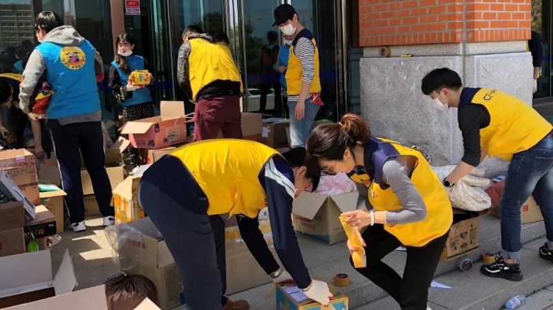 △CJ헬로 임직원들이 고성군 자원봉사센터 직원들과 함께 구호물품을 분류하는 모습/사진=CJ헬로