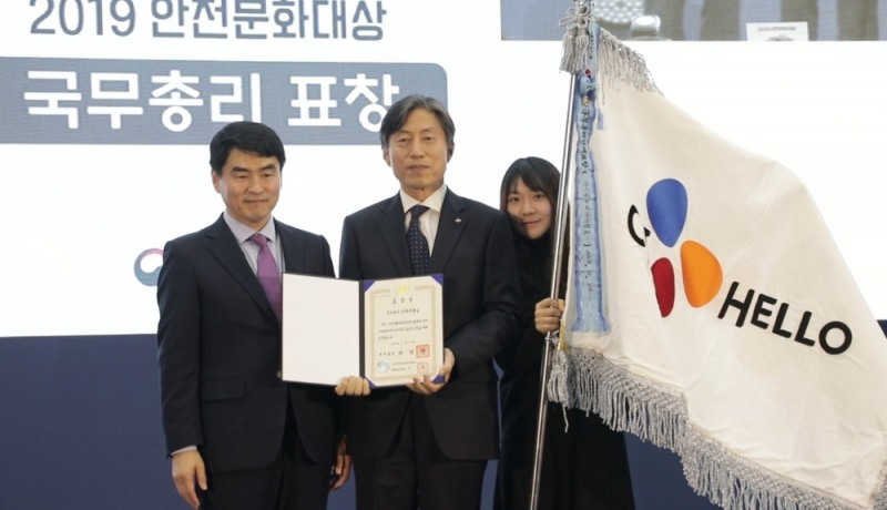 △CJ헬로 관계자가 안전문화대상 수상 이후 기념 촬영을 하고 있다 (왼쪽부터) 조상명 행정안전부 생활안전정책관, 윤용 CJ헬로 사업협력실장 부사장, 이은애 CJ헬로 CSV경영팀 대리/사진=CJ헬로