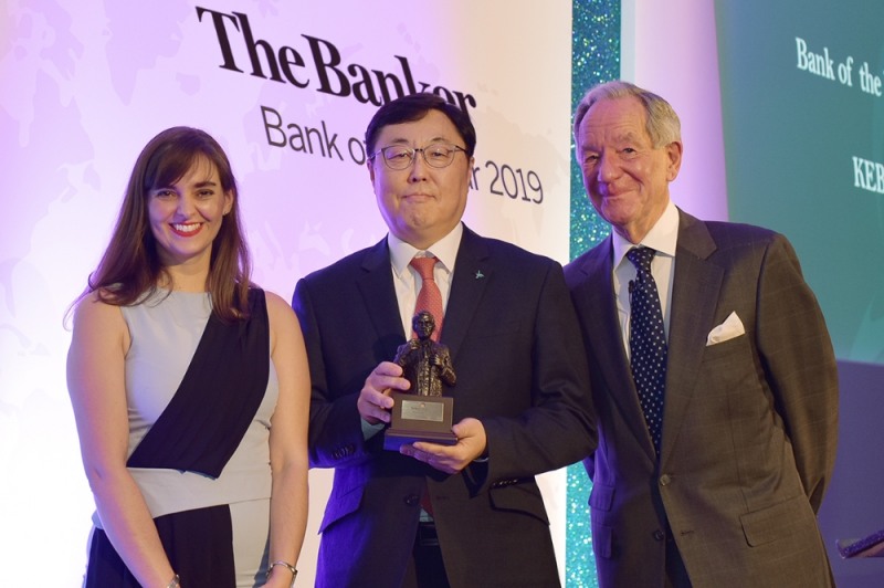 KEB하나은행은 11월 28일(현지시각) 글로벌 금융전문 매체 더 뱅커(The Banker)지(誌)가 영국 런던 쉐라톤 그랜드 런던 파크 레인 호텔에서 개최한 올해의 은행상(Bank of the Year Awards 2019) 시상식에서 대한민국 최우수 은행상 (Bank of the Year 2019 in Korea)을 수상했다. 박찬범 KEB하나은행 런던지점장(사진 가운데)이 시상식에서 킴벌리 롱 더 뱅커(The Banker)지(誌) 아시아편집장(사진 맨 왼쪽 Kimberly Long, Asia Editor), 마이클 버크 BBC 저널리스트(사진 맨 오른쪽Michael Buerk, Broadcast Journalist BBC)와 함께 기념촬영을 하고 있다. / 사진= KEB하나은행