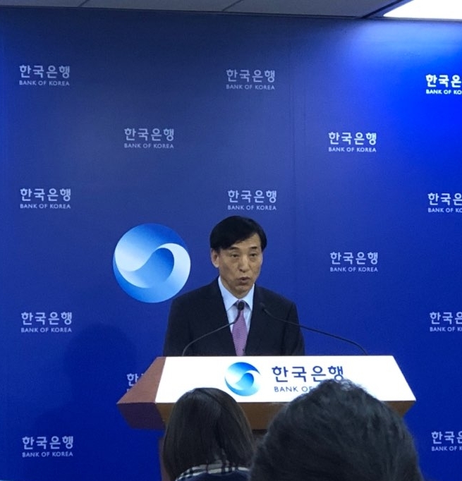 ▲이주열 한국은행 총재가 29일 서울 중구 한은 본관에서 열린 기자간담회에서 금리동결 배경을 설명하고 있다./사진=한국금융신문