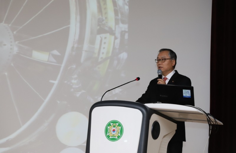 △육군사관학교에서 강연하는 신현우 한화에어로스페이스 대표의 모습/사진=한화에어로스페이스