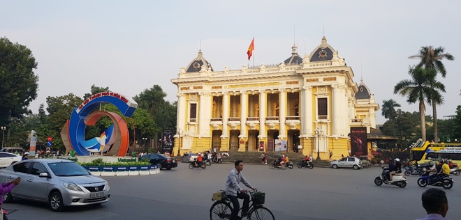 ▲사진 : 하노이 증권거래소 앞 로터리, 오페라하우스 광장 (출처=BNT컨설팅)