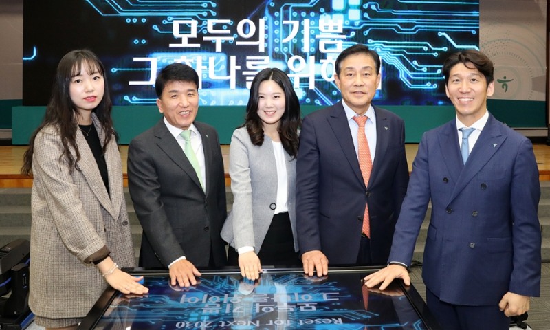 12월 2일 명동 사옥 대강당에서 열린 하나금융그룹 출범 14주년 기념식에서 김정태 하나금융그룹 회장(사진 왼쪽에서 네번째), 함영주 부회장(사진 왼쪽에서 두번째)이 직원 대표와 함께 '하나금융그룹, 미래를 코딩하다'라는 주제로 미래 키워드를 코딩하는 세리머니를 하고 있다. / 사진= 하나금융지주