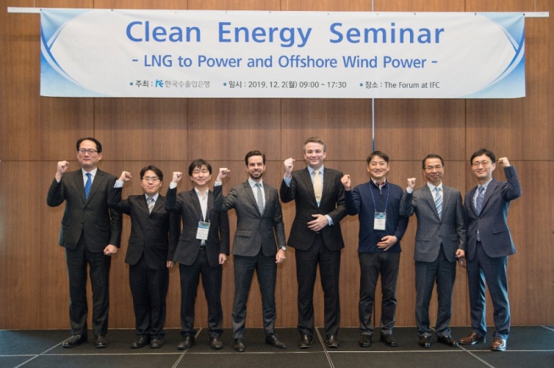 수출입은행은 2일 여의도 IFC에서 '클린에너지(LNG, 해상풍력) 세미나'를 개최했다. 사진 왼쪽부터 신철원 현대LNG해운 본부장, 김영호 현대중공업 차장, 하태규 현대엔지니어링 부장, 레미 데겔케(Remi Degelcke) HSBC 인프라금융 부대표, 퍼거스 스미스(Fergus Smith) White & Case 싱가포르 파트너, 배은환 포스코에너지 그룹장, 이태형 해외사업개발단장, 김주홍 해외사업개발기획팀장 / 사진= 수출입은행