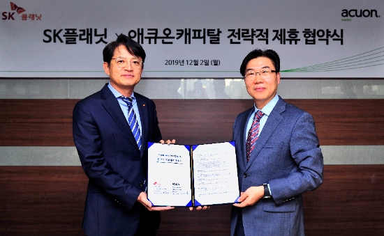 애큐온캐피탈은 지난 2일 서울 본사에서 SK플래닛과 전략적 제휴를 맺고, 대안신용평가 체계인 '커머스 스코어'를 기반으로 한 국내 최초의 개인 신용대출 상품인 '애큐온 E-드림론'을 출시했다. 사진은 협약서를 들고 있는 박정민 SK플래닛 마케팅 플랫폼 사업부문장(왼쪽)과 김희상 애큐온캐피탈 리테일금융부문장. / 사진 = 애큐온캐피탈