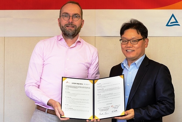 카스텐 리네만 TÜV 라인란드 코리아 대표(왼쪽)과 신정식 SK네트웍스 스피드메이트사업부장. (사진=SKN)