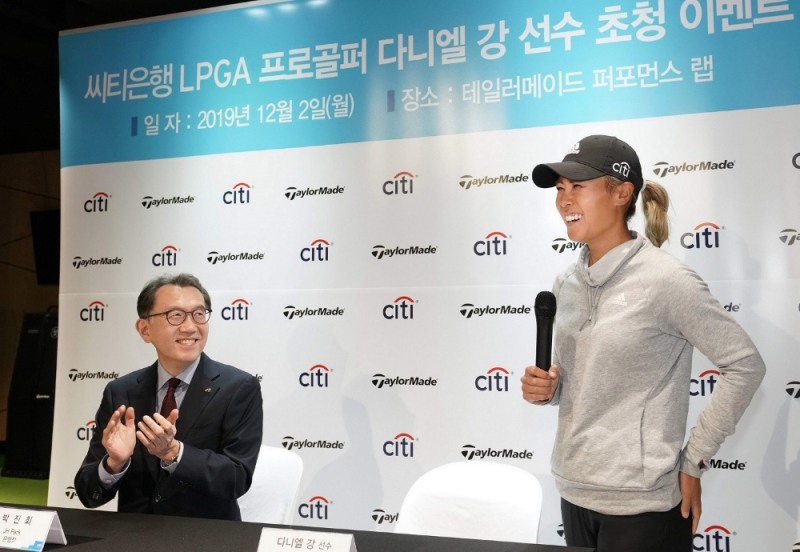 지난 2일 서울 강남구에 위치한 테일러메이드 코리아 퍼포먼스 랩 열린 ‘씨티은행 LPGA 프로골퍼 다니엘 강 선수 초청 이벤트’에서 박진회 한국씨티은행장(왼쪽)과 고객들이 참여한 가운데 다니엘 강 선수가 인사말을 하고 있다./사진=한국씨티은행