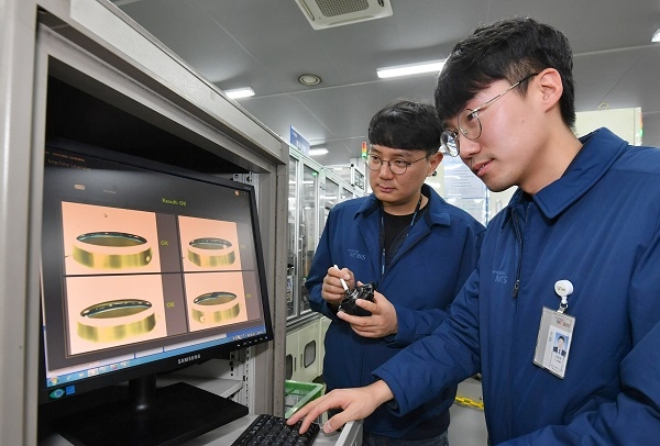 현대모비스 직원들이 경기도 평택 포승공장에서 딥러닝 분석 기법을 활용해 전동조향장치(MDPS)의 센서 품질을 검사하고 있다. (사진=현대모비스)