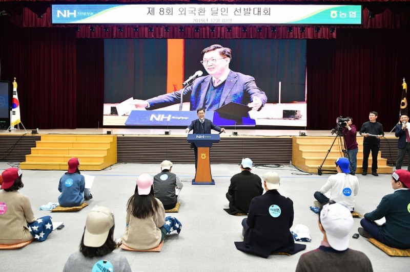 이대훈 은행장(가운데)이 3일 NH농협은행 대강당에서 '제8회 외국환 달인 선발대회' 참가자들에게 문제를 내고 있다./사진=농협은행