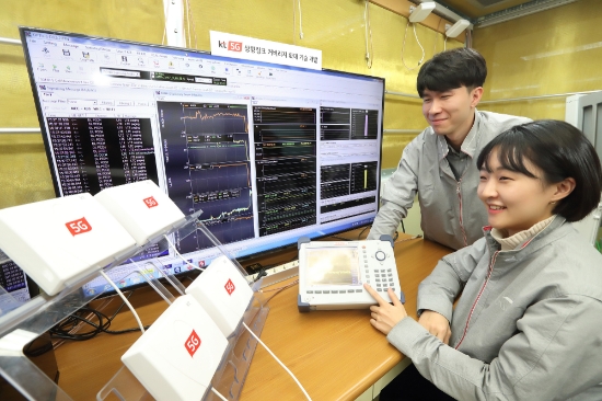 △ KT 네트워크부문 직원들이 일산 테스트베드에서 가변형 안테나 배열 기술을 검증하고 있다. /사진=KT