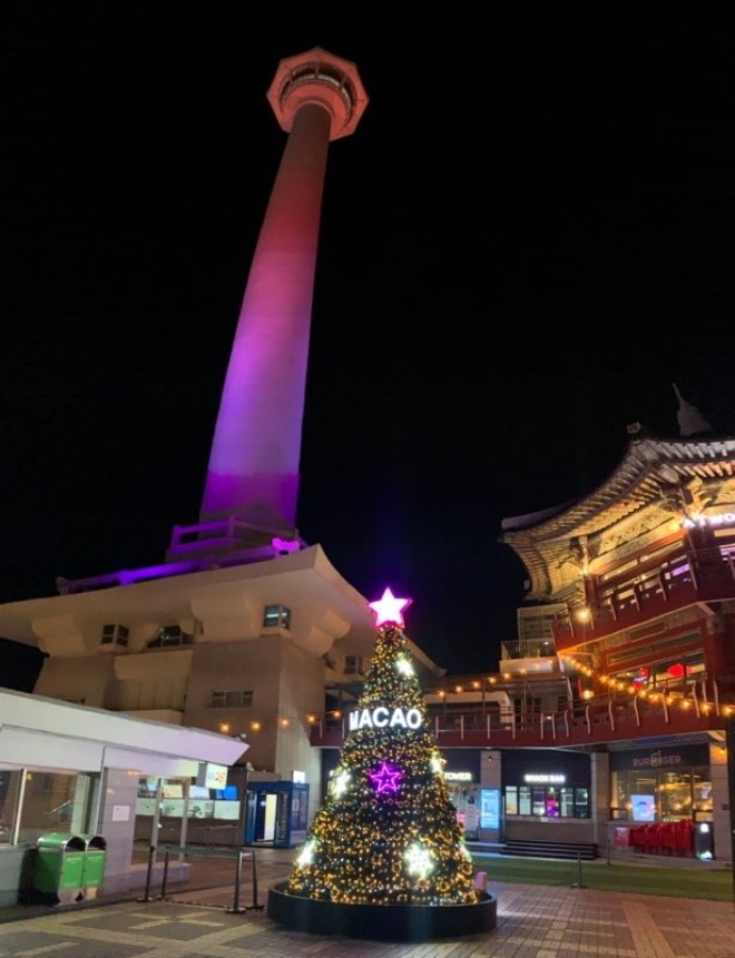 부산타워가 연말을 맞아 마카오정부관광청과 ‘크리스마스 트리’를 설치하고 크리스마스 프로모션을 펼친다. /사진=CJ푸드빌.