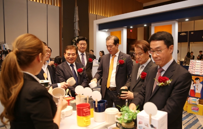 롯데홈쇼핑은 지난 3~4일 양일간 미국 LA에서 국내 중소기업의 해외진출 지원을 위한 ‘대한민국 브랜드 엑스포’ 수출 상담회를 진행해 상담실적 약 7000만달러(약 835억원)를 기록했다. /사진=롯데쇼핑.