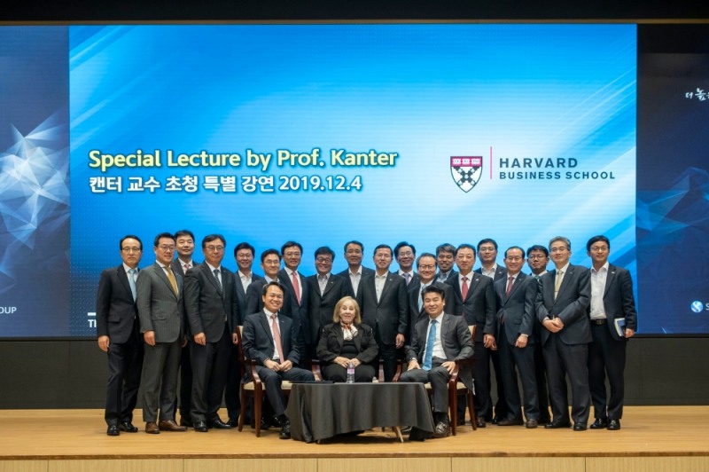 신한금융그룹은 12월 4일 서울 중구 세종대로에 위치한 신한금융 본점 대강당에서 하버드대 경영대학원 로자베스 모스캔터(Rosabeth Moss Kanter)교수를 초청해 강연회를 열었다. 이날 강연회에 참석한 신한금융그룹 그룹사 CEO들과 함께 기념촬영을 하고 있다. / 사진= 신한금융지주