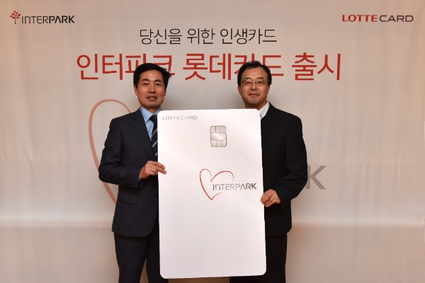 김창권 롯데카드 대표이사(왼쪽)와 강동화 인터파크 대표이사가 제휴 협약식을 마친 후 기념촬영을 하고 있다. / 사진 = 롯데카드