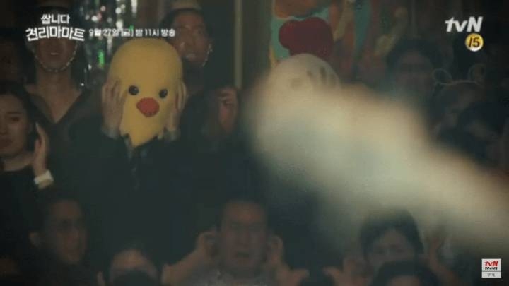 △웹툰 원작 작가 김규삼의 다른 웹툰 정글고의 '불사조'가 카메오로 천리마마트 드라마에 출연했다/사진=오승혁 기자(자료 편집)