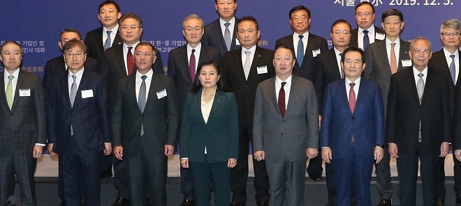 정의선 현대자동차 수석부회장(앞줄 왼쪽 세번째), 박용만 대한상의 회장(다섯번째), 정세균 전 국회의장(여섯번째), , 쩡페이옌 CCIEE 이사장(일곱번째).