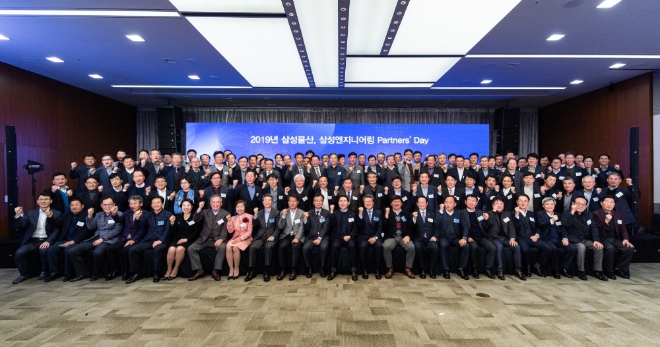 지난 5일 이영호 삼성물산 사장과 최성안 삼성엔지니어링 사장이 '파트너스 데이'에 참석한 가운데 100여명의 참석자들이 단체사진을 촬영하고 있다. 제공=삼성물산