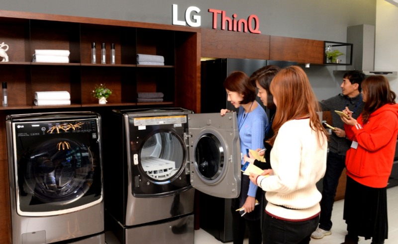 △LG전자 고객자문단이 세탁기 등 가전을 살펴보고 있다/사진=LG전자