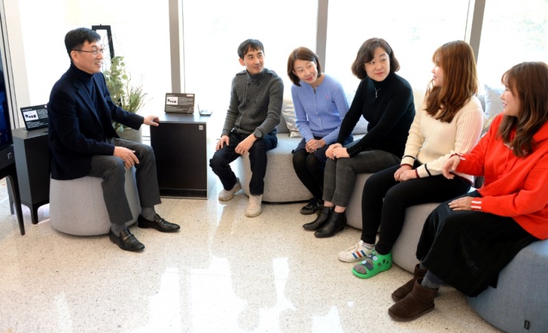 △박희욱 LG전자 상무(왼쪽)이 고객 자문단과 대화를 나누고 있다/사진=LG전자