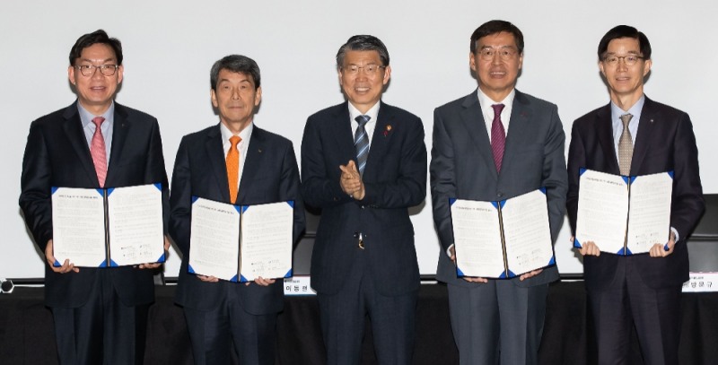 은성수 금융위원장이 9일 서울 강서구 LG사이언스파크에서 열린 2차전지산업 육성 산업·금융 협력프로그램 협약식에 참석했다. 기념사진에서 (왼쪽부터) 이대훈 농협은행장, 이동걸 산업은행 회장, 은성수 금융위원장, 신학철 LG화학 부회장, 방문규 수출입은행장.  / 사진= 금융위원회(2019.12.09)