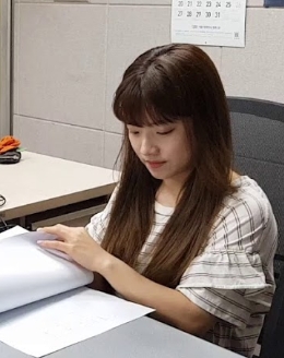 △방송 전 대본을 점검하는 가수 벤/사진=오승혁 기자