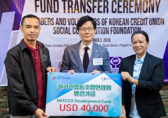 송수현(가운데) 신협중앙회 사회적경제부장이 필리핀협동조합연합회에 기금을 전달하고 관계자들과 기념촬영을 하고 있다. / 사진 = 신협