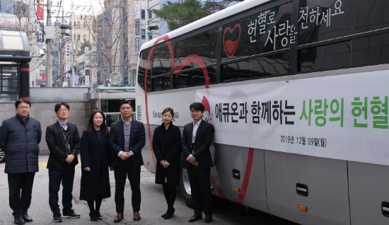 애큐온저축은행과 애큐온캐피탈 임직원들은 지난 9일 서울 강남구 삼성동 애큐온저축은행 본점에서 '사랑의 헌혈' 봉사를 진행했다. / 사진 = 애큐온
