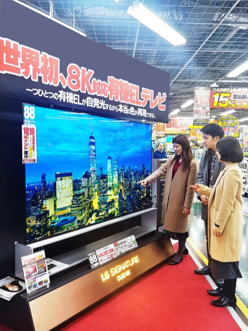 일본 도쿄 아키바에 위치한 요도바시카메라 매장에서 고객들이 'LG 시그니처 올레드 8K'를 보는 모습/사진=LG전자 