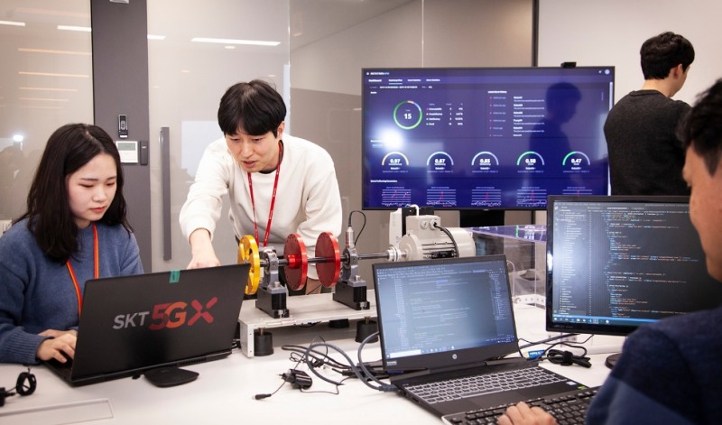 SK텔레콤 개발자들이 메타트론 그랜드뷰의 관제화면을 점검하고 있다/사진=SKT