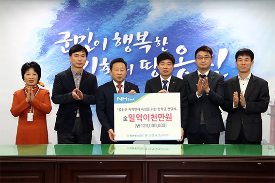 △사진은 옹진군인재육성재단 장정민 이사장(좌측에서 3번째), 농협은행 인천옹진군지부 곽성일 지부장(우측에서 3번째).