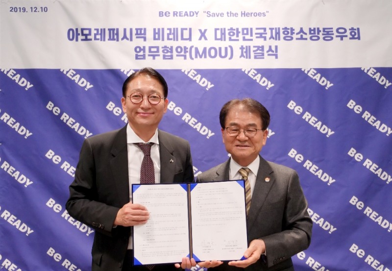 아모레퍼시픽 비레디가 지난 10일 대한민국재향소방동우회와 함께 소방관의 정신건강 증진사업 지원을 위한 업무협약을 맺었다. (좌)아모레퍼시픽 대표이사 안세홍 사장 (우)대한민국재향소방동우회 김철종 상임고문. /사진제공=아모레퍼시픽
