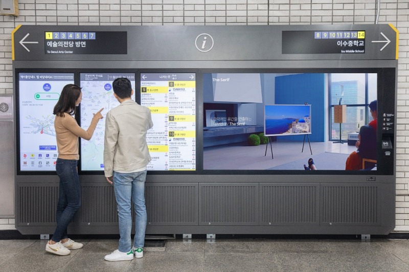 삼성전자 모델들이 지하철에 설치된 스마트 사이니지를 체험하고 있다/사진=삼성전자 