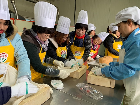 농협중앙회 강원지역본부, 사랑의 전통 장 나눔 행사를 위한 '메주 쑤기' 체험 실시