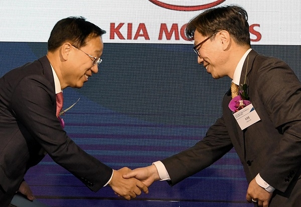 기아차 김대식 전무(왼쪽)과 산업통상자원부 유정열 실장. (사진=기아차)