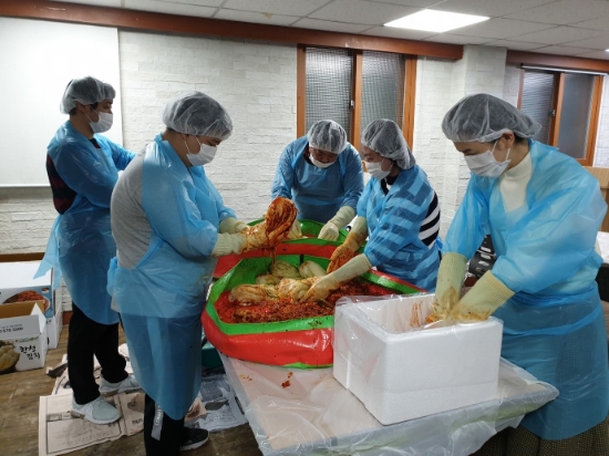 바로바로론 임직원들이 김장 김치를 만들고 있다. / 사진 = 바로크레디트대부