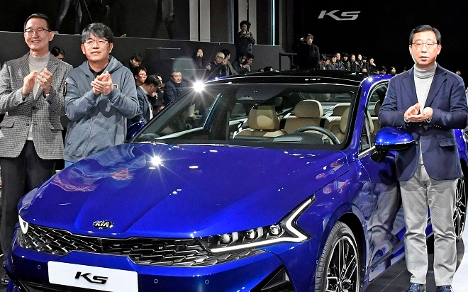 박한우 기아차 사장(오른쪽). (사진=기아차)