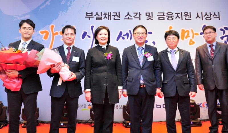(왼쪽에서 세번째부터) 박영선 중기부 장관, 정윤모 기보 이사장이 수상식 후 기념촬영을 하고 있다./사진=기술보증기금