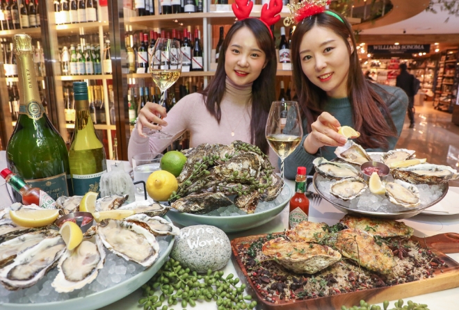 현대백화점은 압구정본점 와인 전문 매장 '와인웍스'에서 프리미엄 오이스터바 '펄쉘'의 시즌 특별 메뉴를 선보인다. /사진=현대백화점그룹.