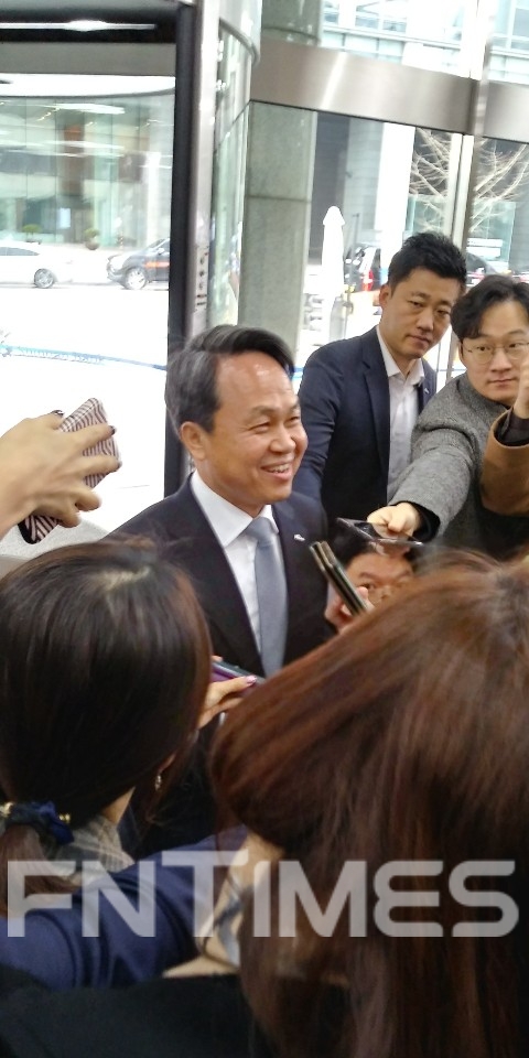 13일 서울 중구 세종대로 본사에서 열린 신한금융지주 차기 회장 후보 회추위 면접에 참석한 진옥동 신한은행장이 기자들의 질문에 답하고 있다. / 사진= 한국금융신문(2019.12.13)