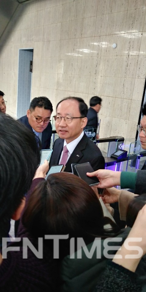 13일 서울 중구 세종대로 본사에서 열린 신한금융지주 차기 회장 후보 회추위 면접에 참석한 민정기 전 신한BNP파리바자산운용 사장이 기자들의 질문에 답하고 있다. / 사진= 한국금융신문(2019.12.13)