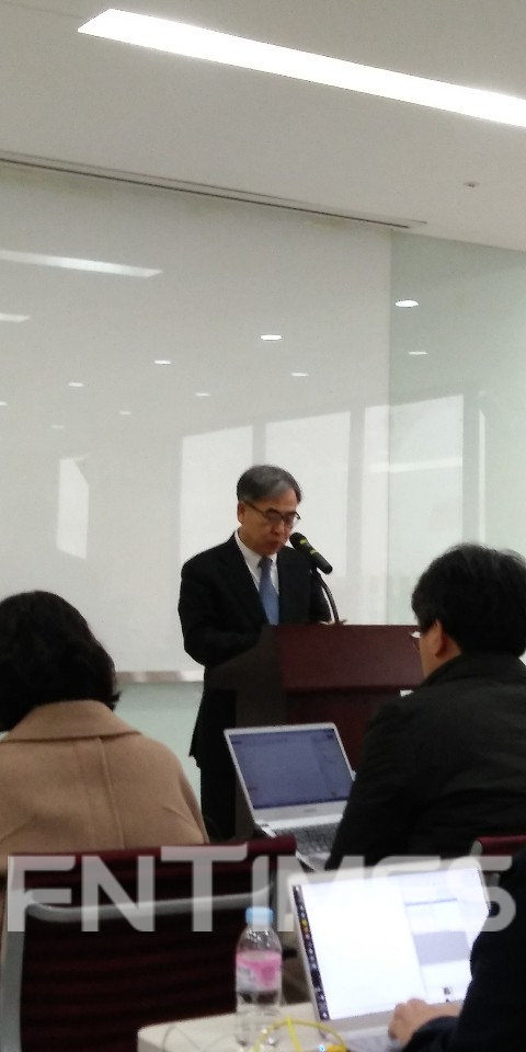 13일 서울 세종대로 신한금융지주 본사에서 이만우 신한금융지주 회추위원장이 차기 지주 회장 후보로 조용병 현 회장을 추천한 결과를 기자브리핑 하고 있다. / 사진= 한국금융신문